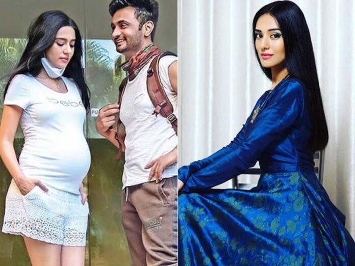 Amrutha-rao-appeared-with-baby-bump-shocks-everyone